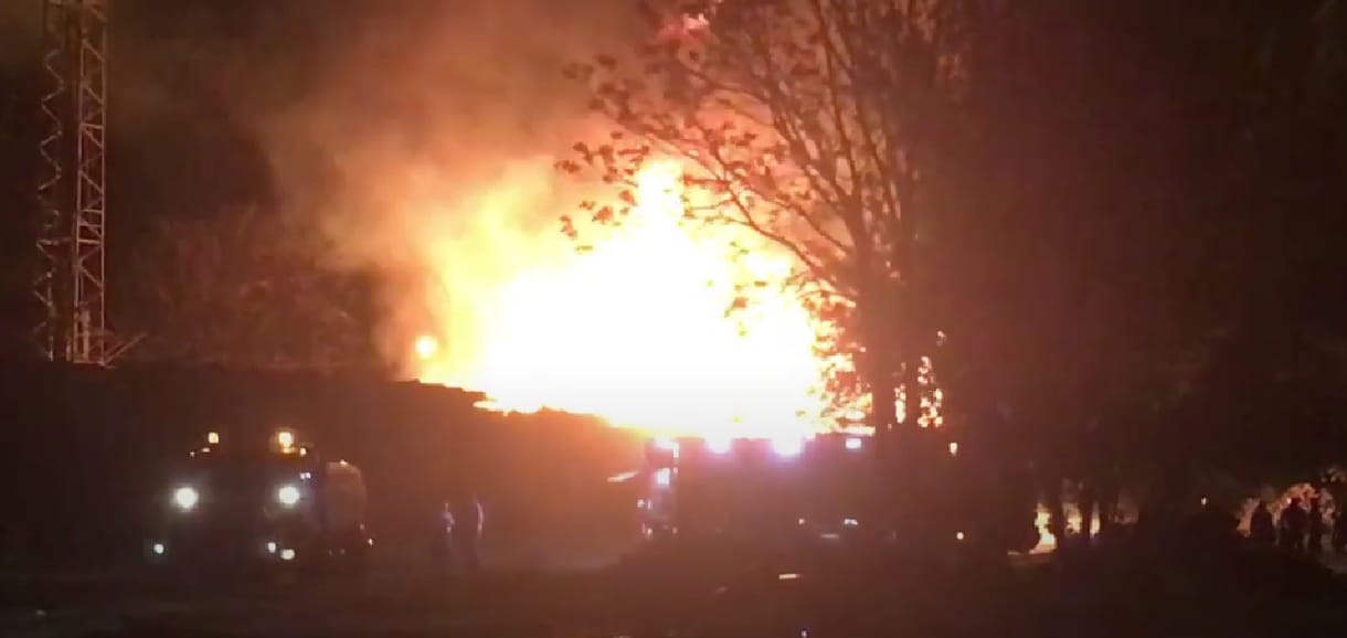 Hatalmas lángokkal égett egy talpfarakás Rákosrendezőn – videó