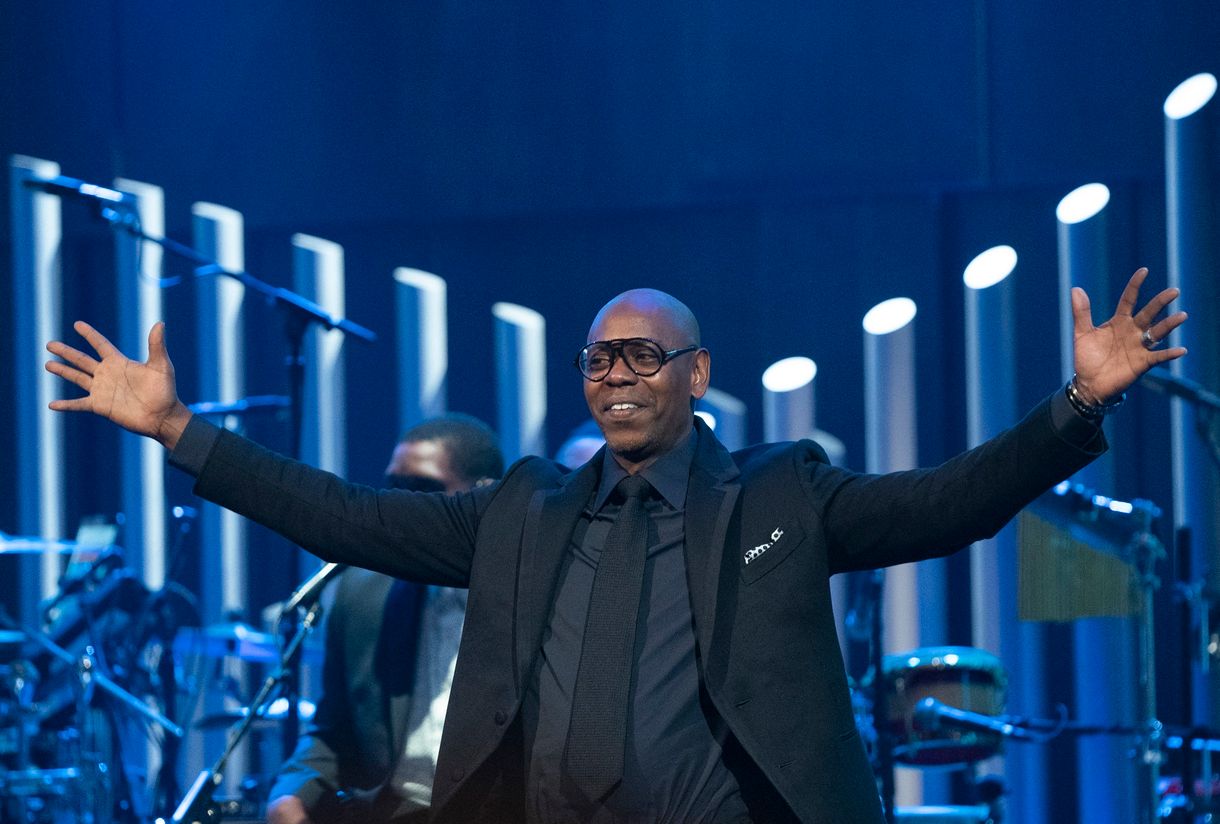 Most már gyilkossági kísérlettel vádolják a férfit, aki a színpadon rátámadt Dave Chappelle komikusra