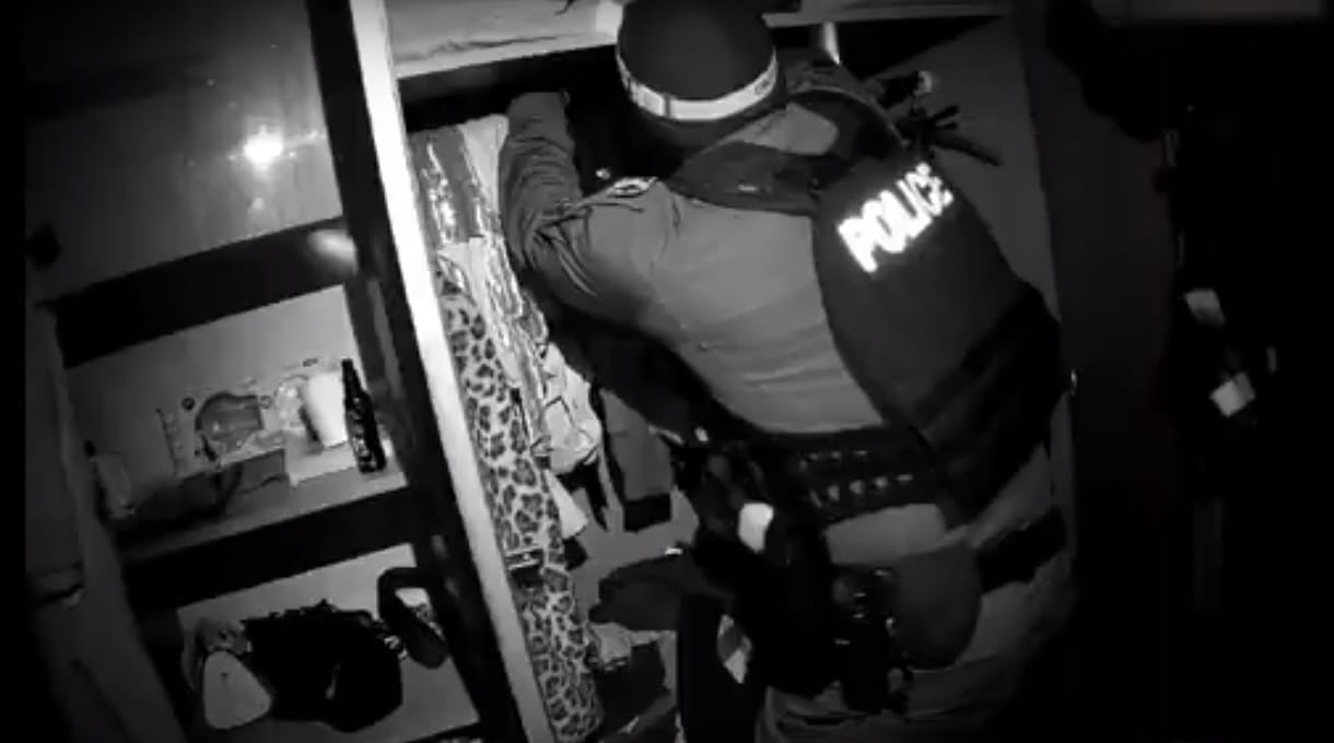 Falba vájt rejtekhelyéről rángatták elő a többszörösen körözött férfit a rendőrök – videó