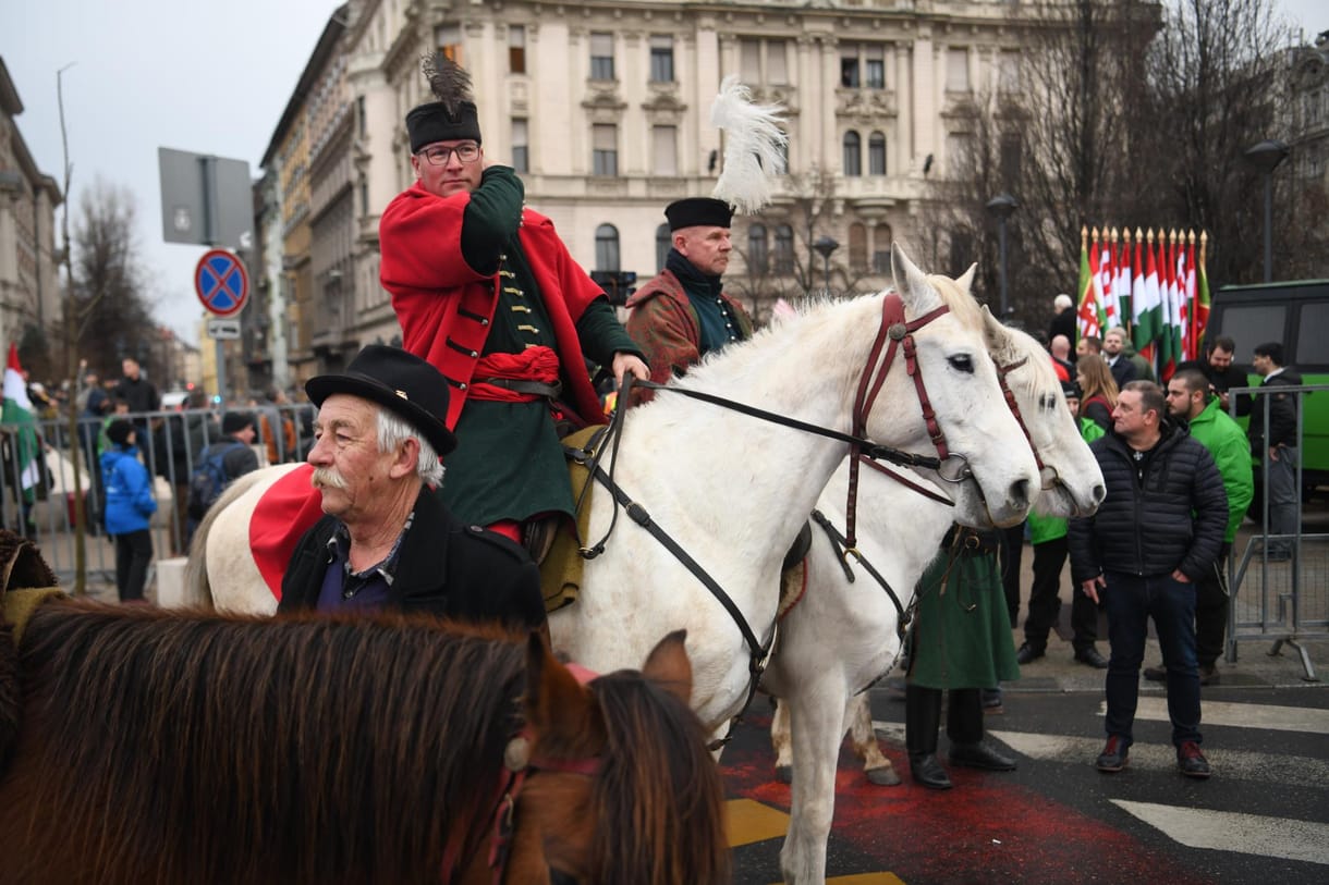 Fáklyákkal és fehér lóval emlékeztek Horthyra Budapesten