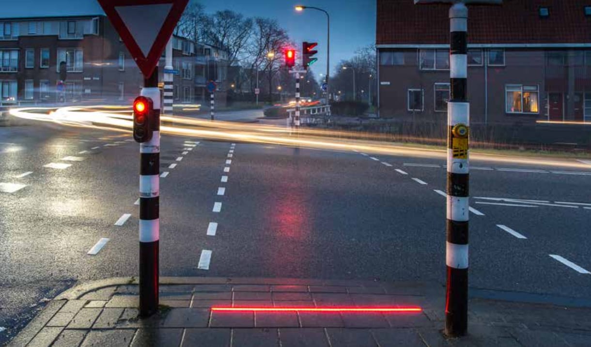 A hollandok döntöttek: megmentik a mobilozó gyalogosokat