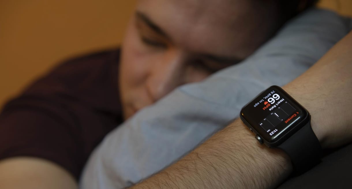 Mit ér valójában az okosórákban az alvásfigyelés, az EKG és társaik?