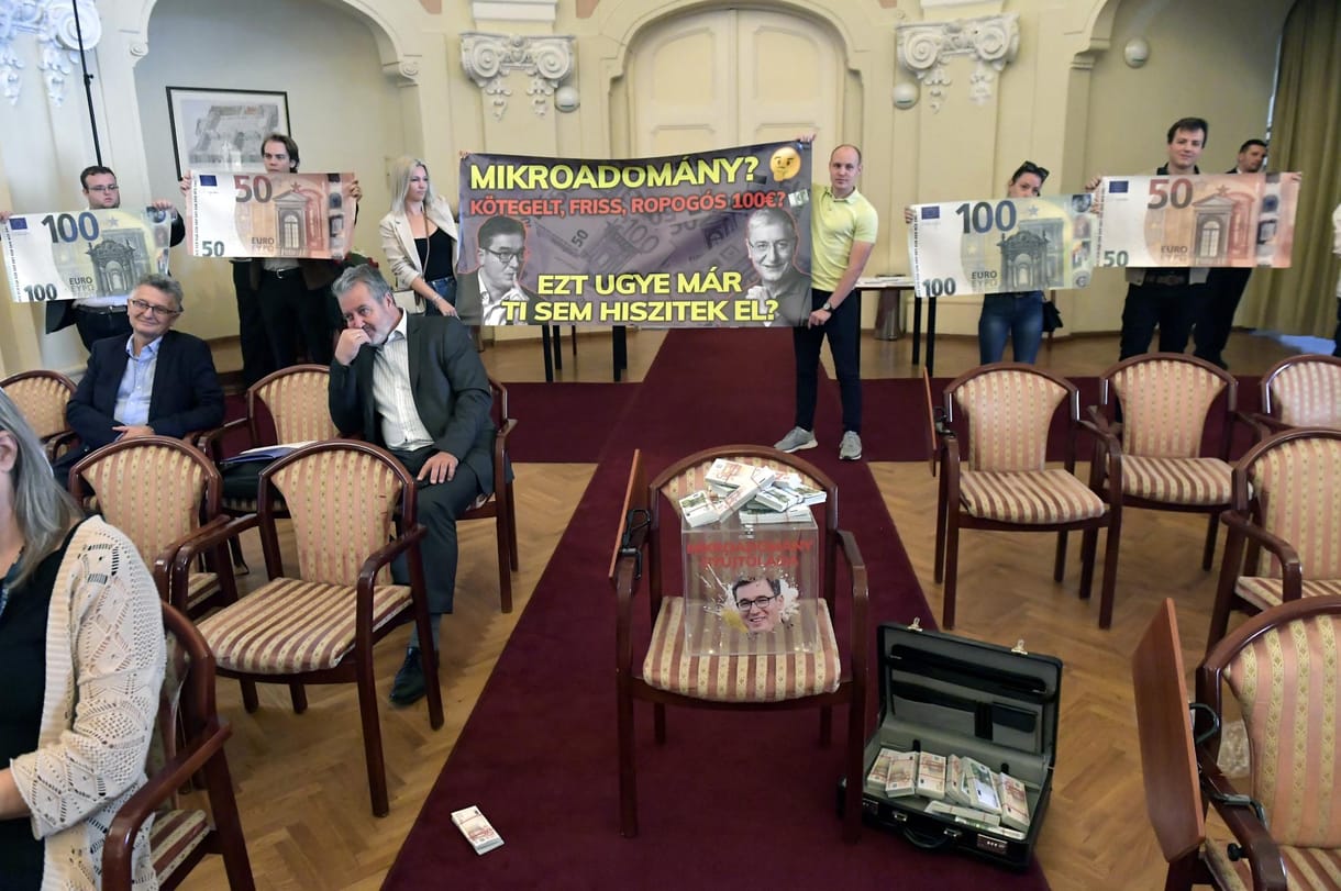 Százeurósokkal heccelte a Fidelitas Karácsonyt, de a főpolgármester csalódott, többet várt volna tőlük