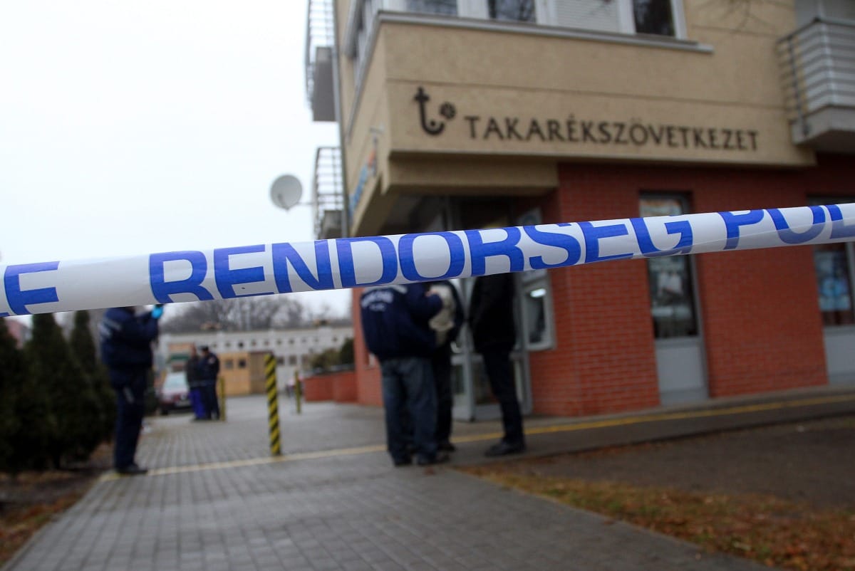 Bombával fenyegetőzve raboltak bankot Miskolcon