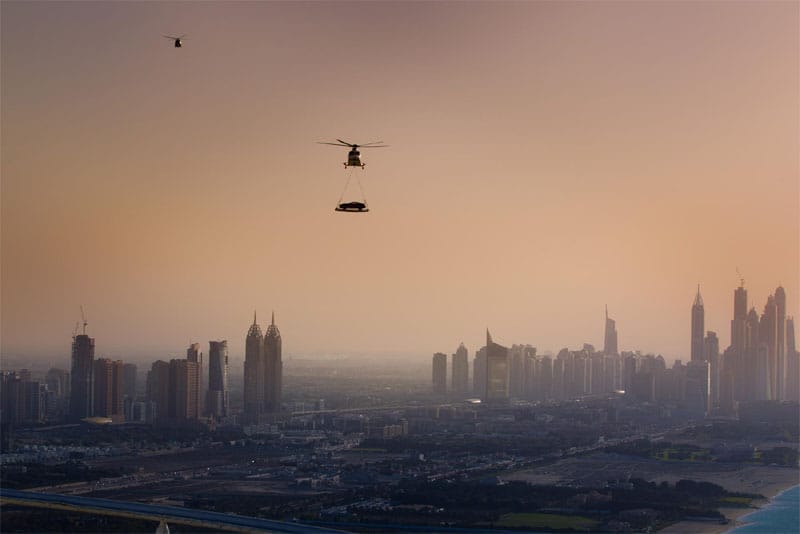 Mit keres egy Aston Martin a Burdzs al-Arab tetején? - videó