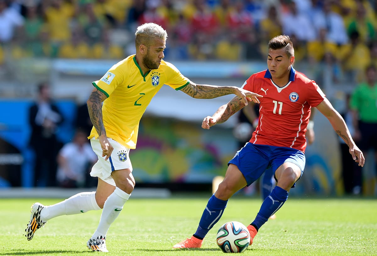 Kíméletlen rúgást kapott – eltört Dani Alves lába