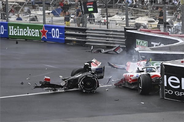 Kettétört Mick Schumacher autója a monte-carlói pályán