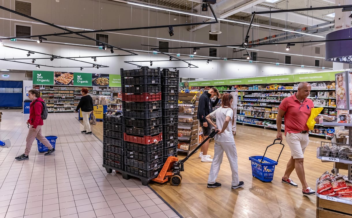 Tovább zuhan a bolti forgalom, még annál is kevesebbet vásároltak, mint egy hónappal korábban