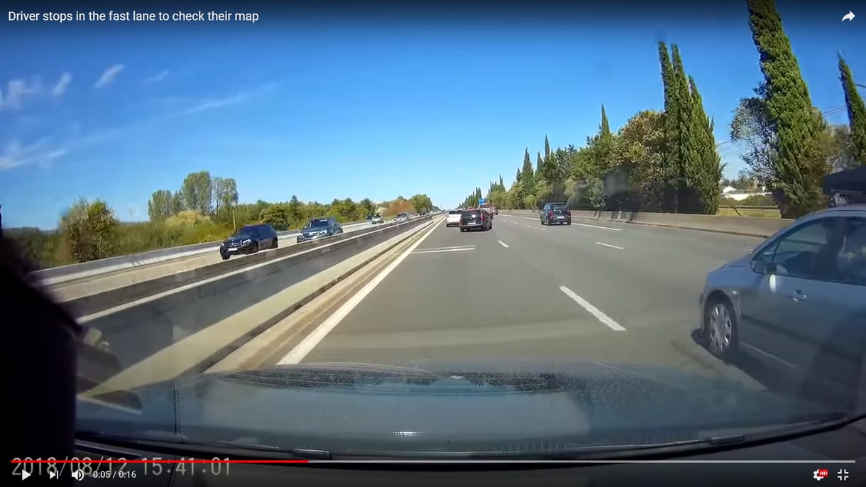 Hirtelen megállt az autópályán a belső sávban, milliméteren múlt a baleset - videó