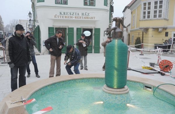 Bazi nagy szifont állították fel Győrben
