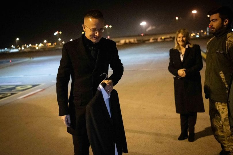 Tíz évig kellene nevelgetni egy városi erdőt, hogy elnyelje azt a szén-dioxidot amit egy év alatt repült el Szijjártó Péter