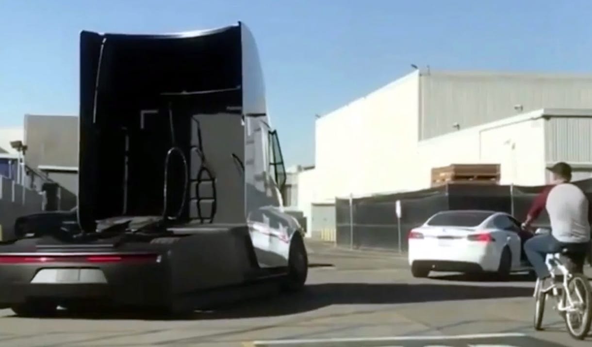 Fényes nappal követték a Tesla villanykamionját, van rajta egy-két érdekesség – videó