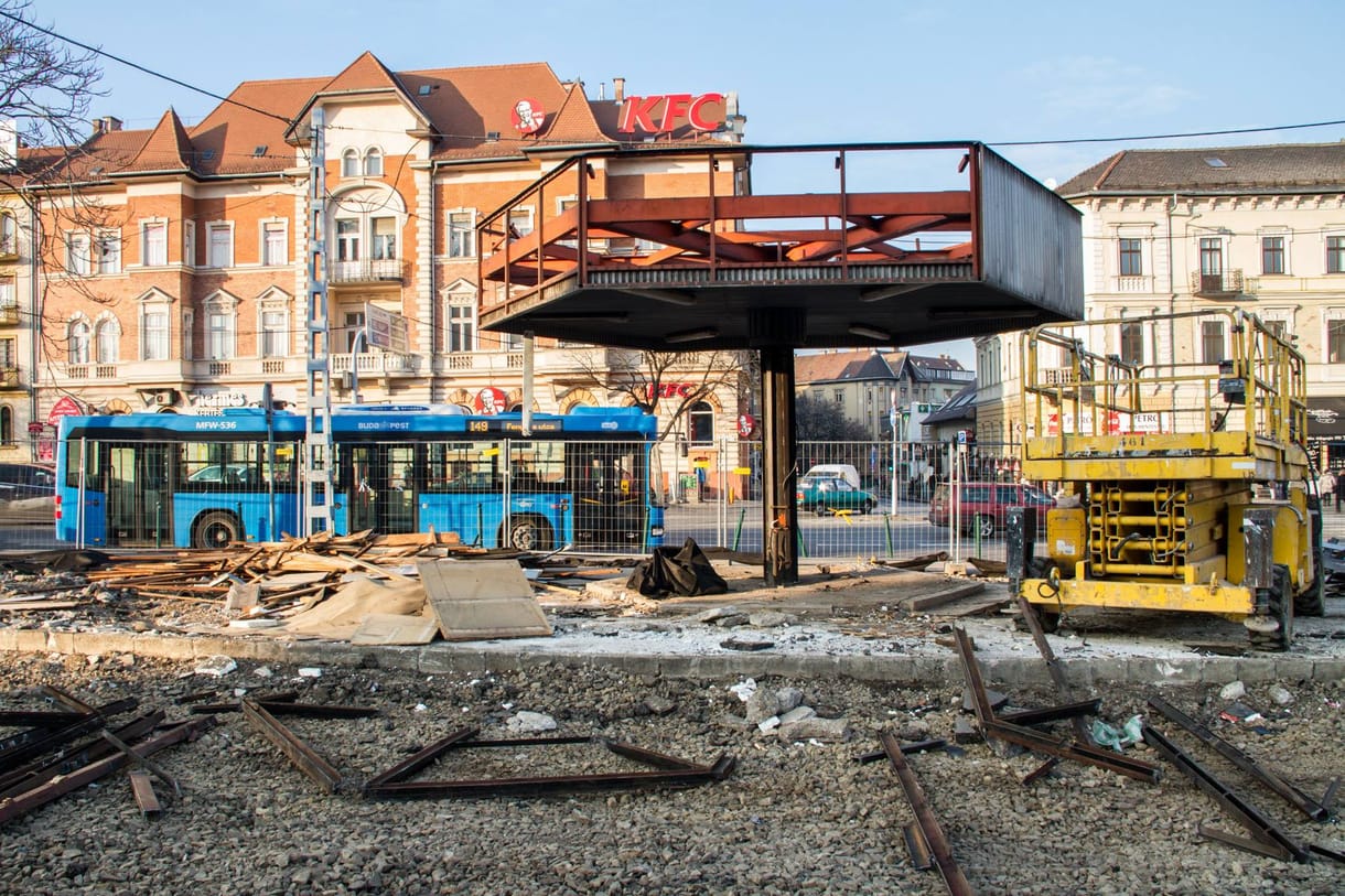 Váratlanul újabb sávot zártak le a Széll Kálmán téren