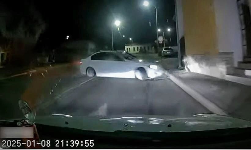 Nagy tempóval sodródott neki egy BMW a vétlen autósnak Tapolcán – videó