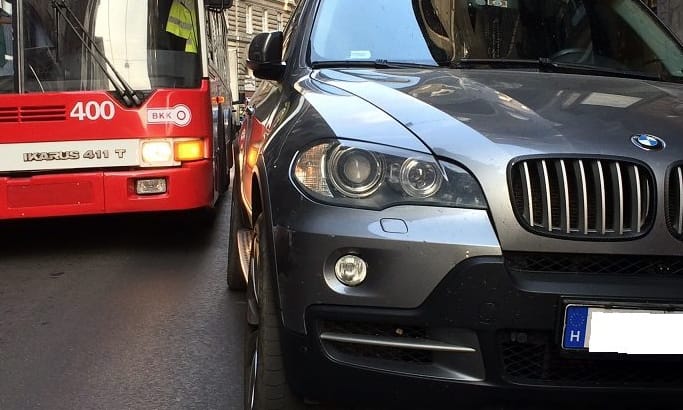 Parkolásból elégtelen: egy BMW terepjáró blokkolta a budapesti forgalmat