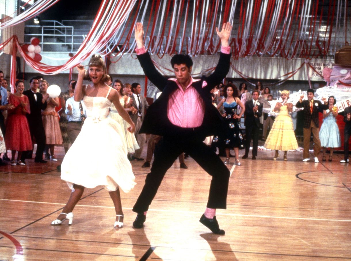 A 71 éves Travolta mindenkit meglepett: feltámasztotta a Grease pomádés sérójú szépfiúját