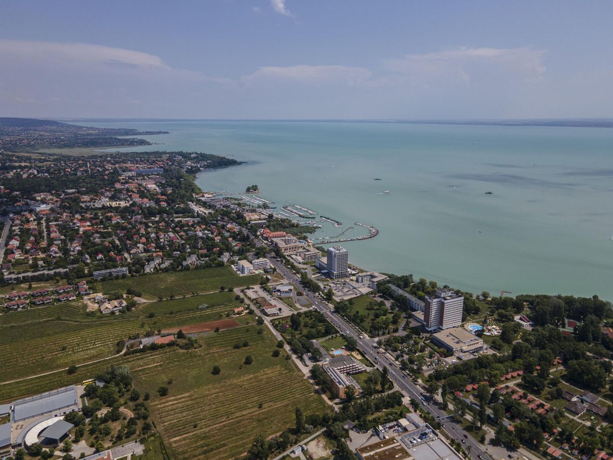 Úgy drágul a Balaton, hogy lassan jobban megéri venni egy külföldi tengerparti nyaralót