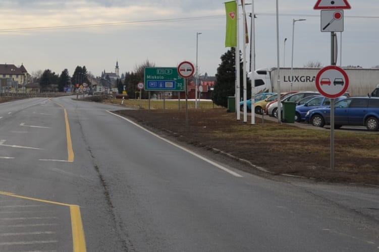 Pikk-pakk eltiltott a rendőrség a vezetéstől egy szlovák sofőrt, aki záróvonalon előzött