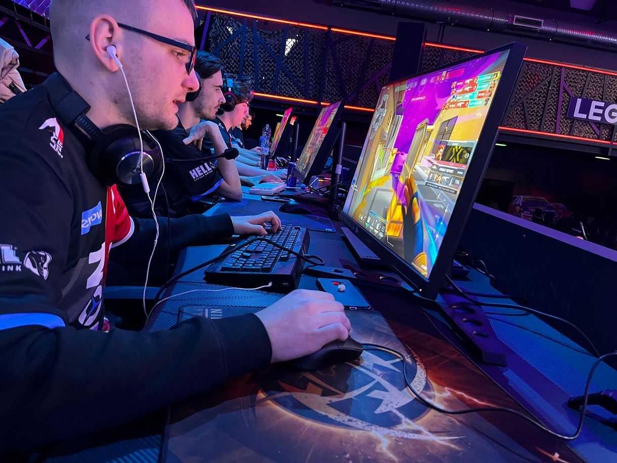 Méghogy laptoppal nem lehet: 128 órán át ment az első profi e-sport-bajnokság, ahol notebookkal vívtak