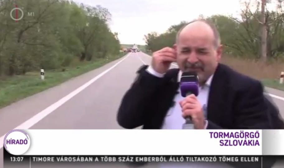 Élő adásban nem jutott szóhoz a köztévé riportere a széltől