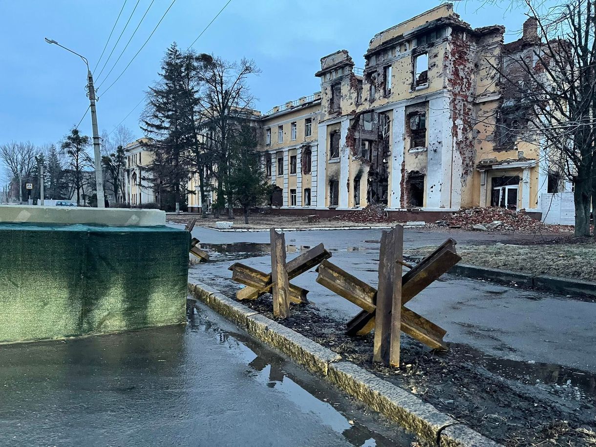 Egy rommá lőtt harkivi iskola elől jelentkeztek be a HVG tudósítói 