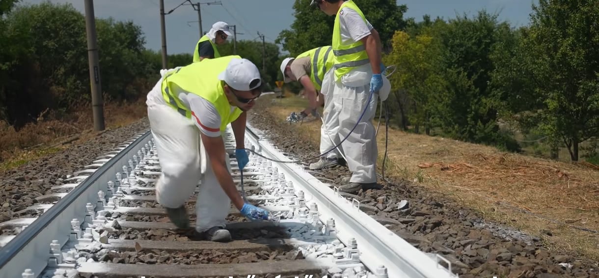 Fehérre festi a síneket a MÁV, hogy ne görbüljenek el a kánikulában