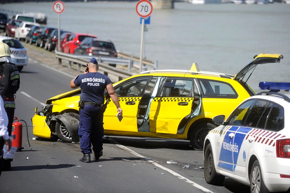 Őrült tempóban menekült a taxis a rendőrök elől öt kilométeren keresztül