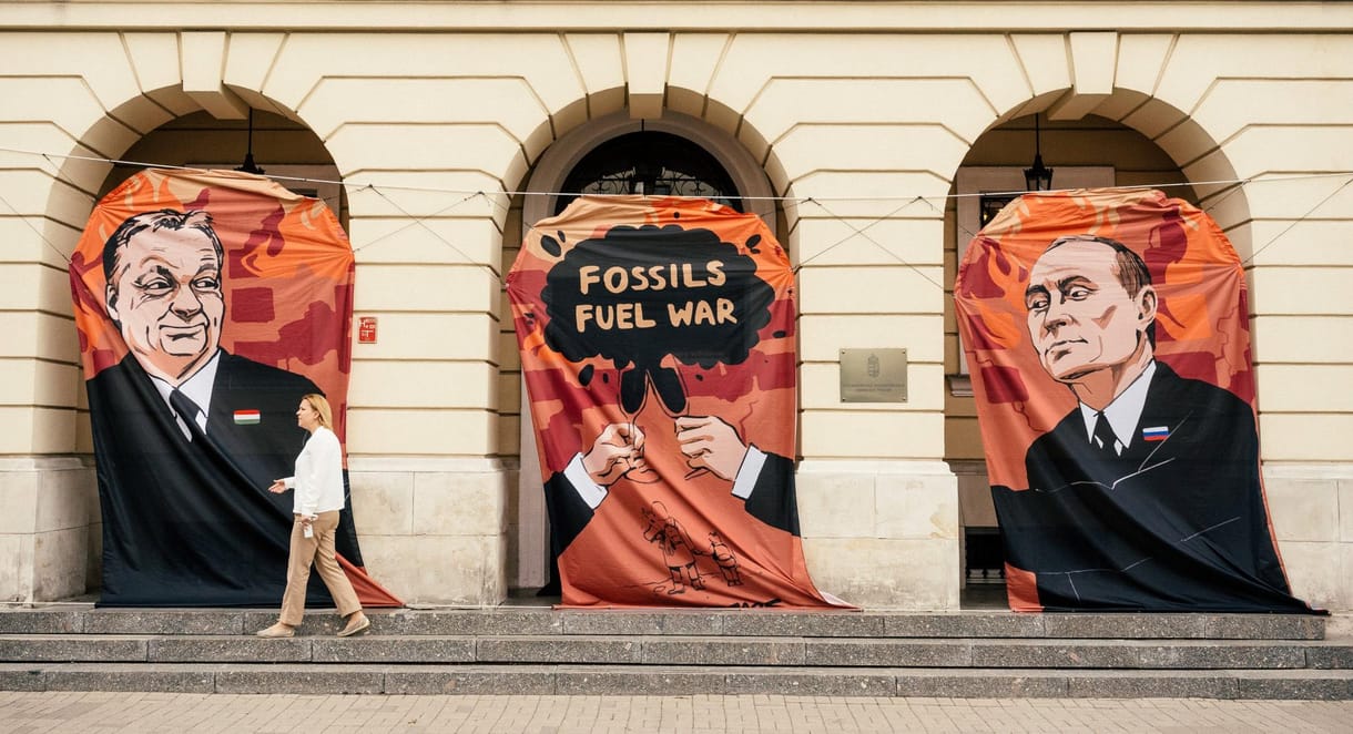 Olajjal koccintó Orbán és Putyin – a varsói magyar nagykövetségnél akciózott a Greenpeace