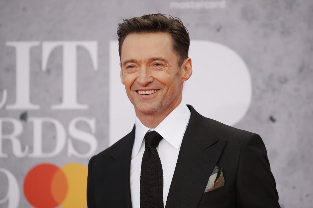 Hugh Jackman lesétált a színpadról, és segített egy rajongójának a lánykérésben – videó