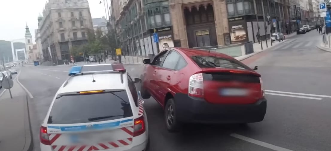 Videó: Rendőrautóba csapódott egy Toyota a Ferenciek terénél