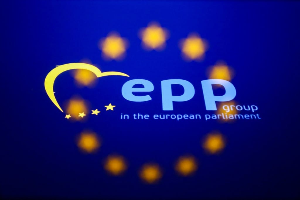 Politico: Uniós forrásokkal való visszaélés miatt vizsgálja az Európai Ügyészség a Néppártot