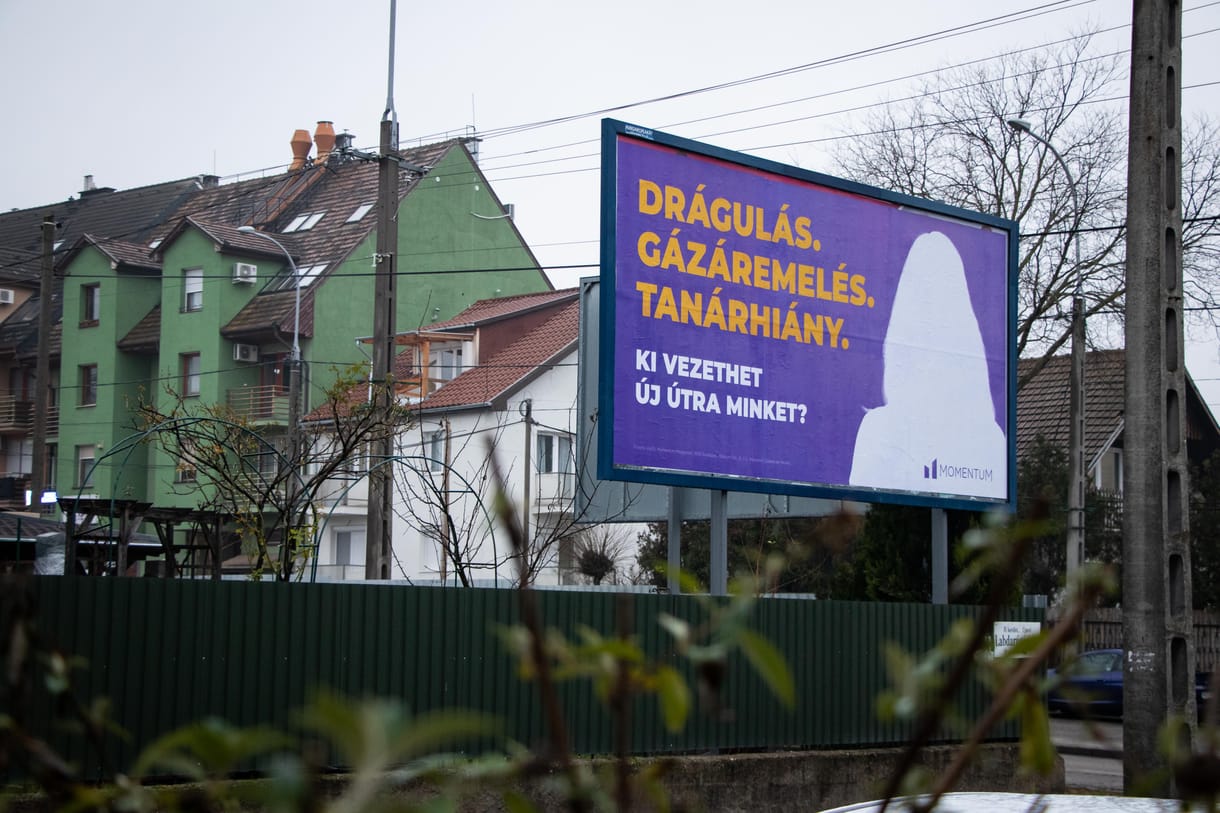 Ezer óriásplakáton hirdeti a Momentum a 2024-es választásokra készülve „húzóarcát”, akiről már most sejthető, hogy Donáth Anna
