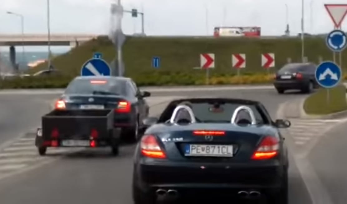 2 percen át blokkolta a mentőautót a szlovák Mercedes sofőrje – videó
