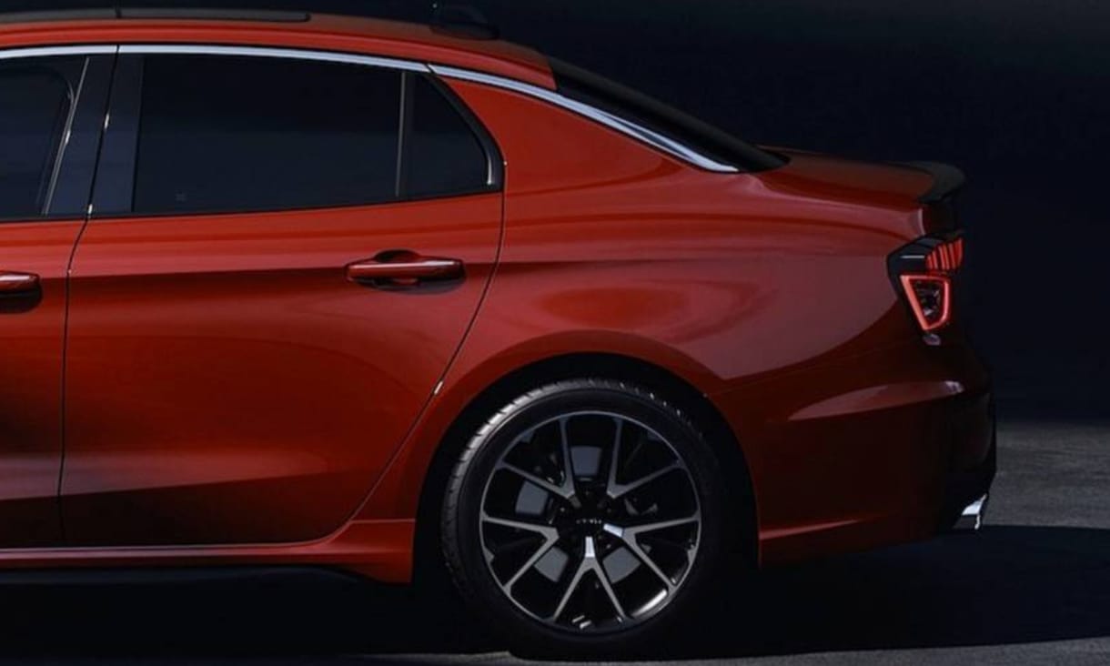 Támadásba lendül Kína: Volvo-génekkel és sportos külsővel itt egy új szedán