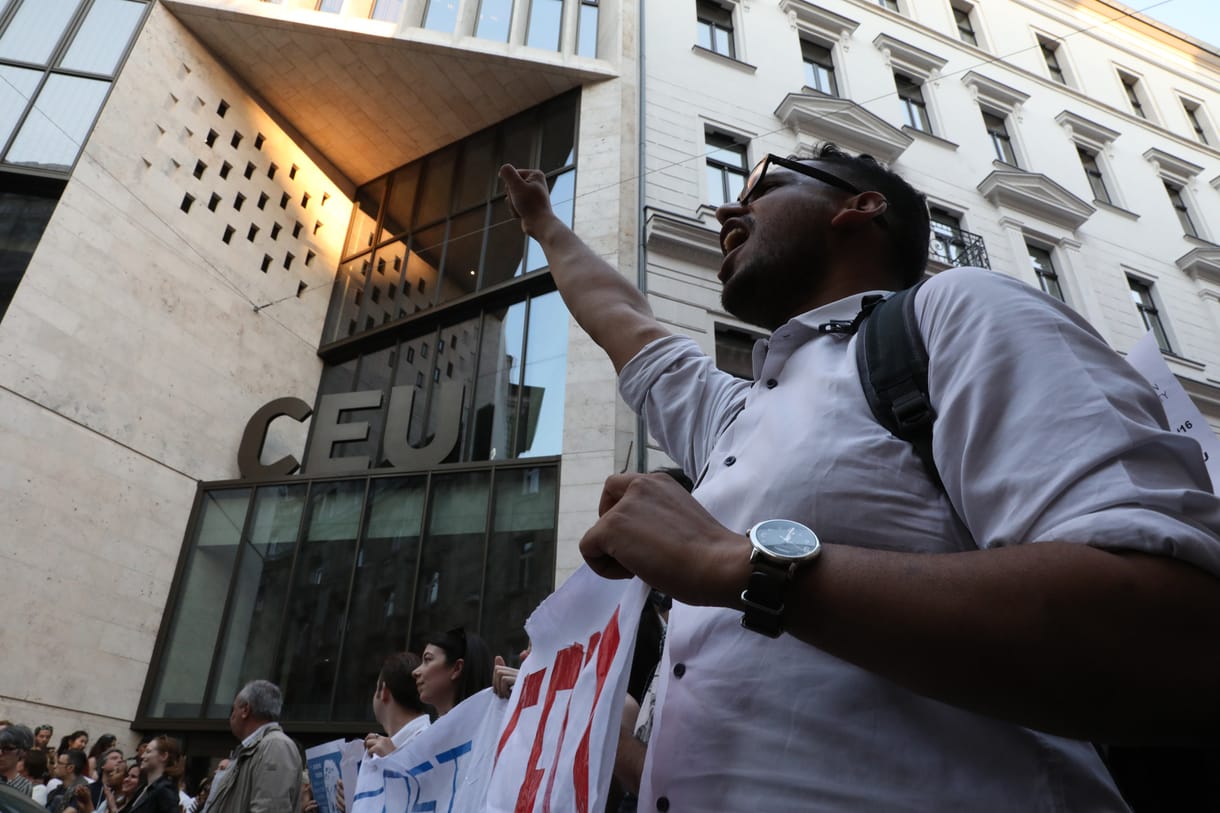 A parlamenti képviselőkre próbál hatni a CEU