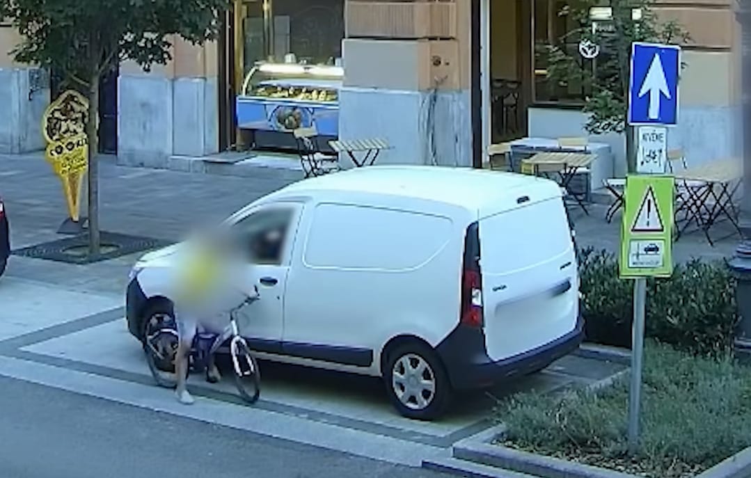 Így karcolt össze 22 autót egy gyerek a fővárosban – videó
