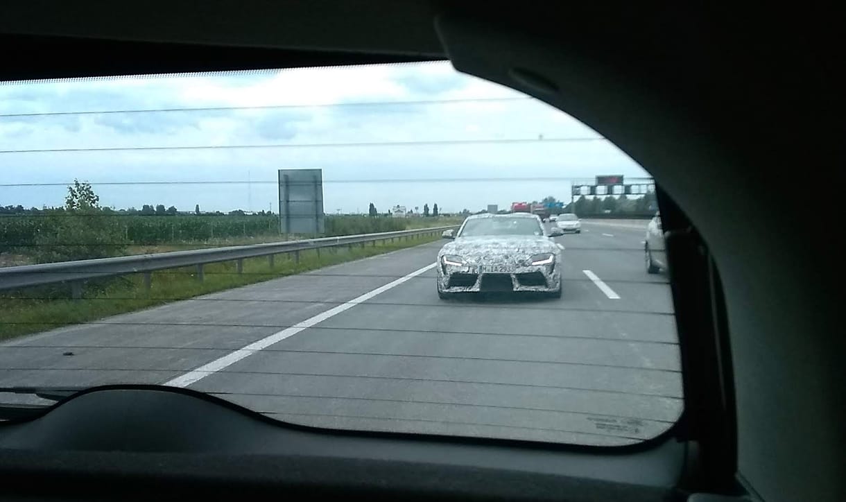 Nocsak, az M0-son futottunk bele az álcafóliás új Toyota Suprába – videó
