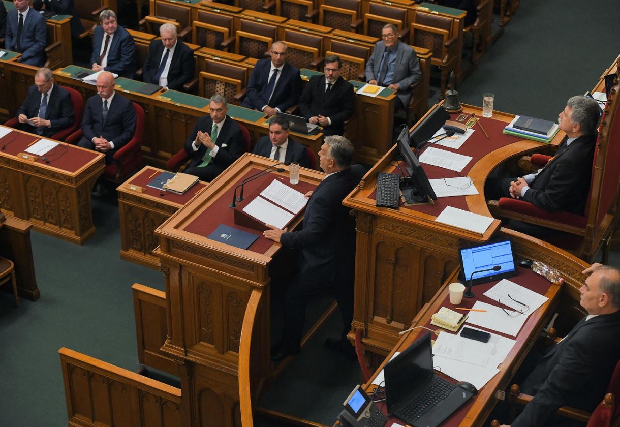 Orbánnal nyitja új évadát a politikai színházzá lett törvényhozás: jön 31 nap mókázás