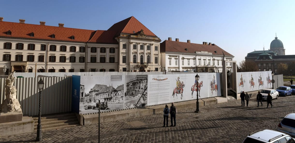 Átlátszó: Többtucatnyi festményt kölcsönöztek ki a Szépművészeti Múzeumból Orbán új irodájába