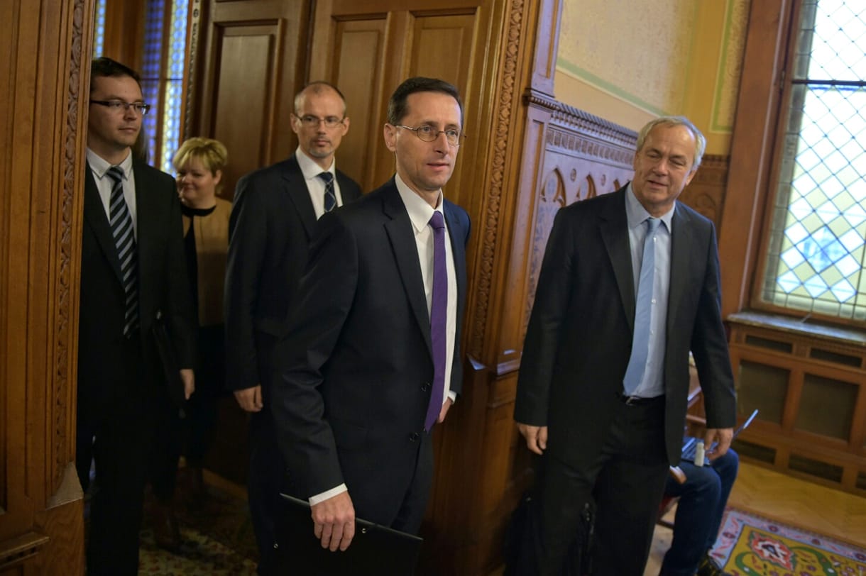 Varga szerint a cégeken a sor, hogy emeljék a béreket