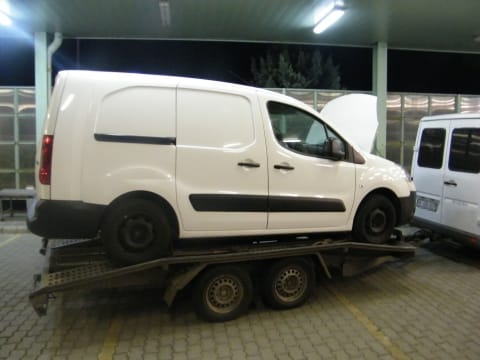 Tréleren próbáltak kihúzni egy lopott kocsit Csengersimánál – fotó
