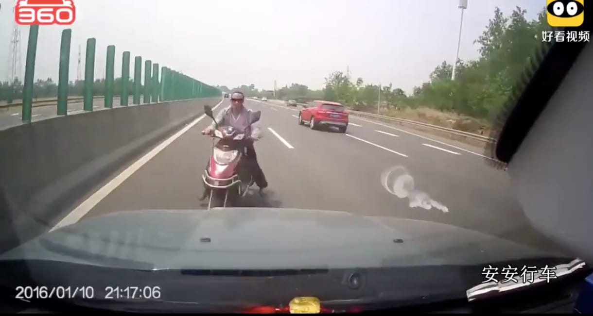 Szemből hajtott fel az autópályára a motoros, nem lett jó vége – videó