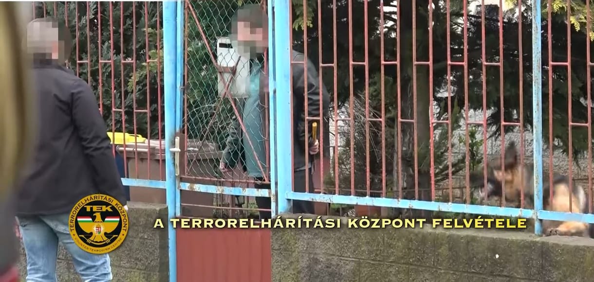 Előbb egy baltával bontani kezdte az osztrák nagykövetséget, majd a rendőrökre is rátámadt a zavart férfi