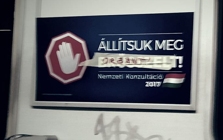 Fotók: Elkezdte átírni a nép a kormány piros kezes plakátjait