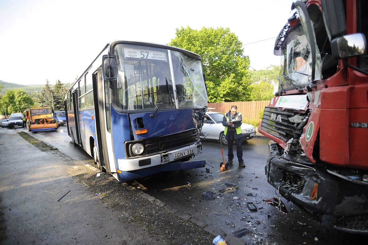 Kukásautóval csattant az 57-es busz, durván összetört mindkettő – fotók