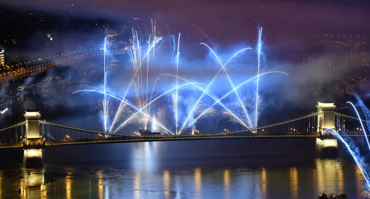 Kisebb tűz keletkezett az egyik tűzijátékos uszályon Budapesten