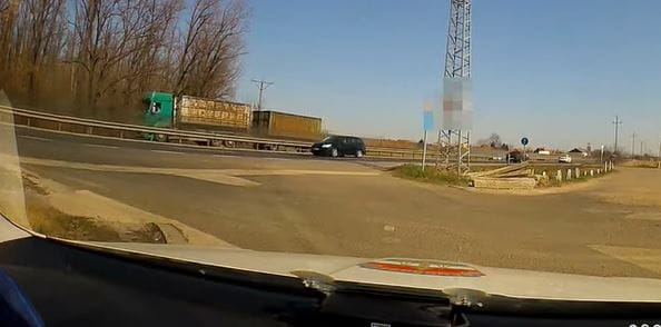 Épp egy rendőrautó előtt kanyarodott ki szembe a forgalommal egy sofőr