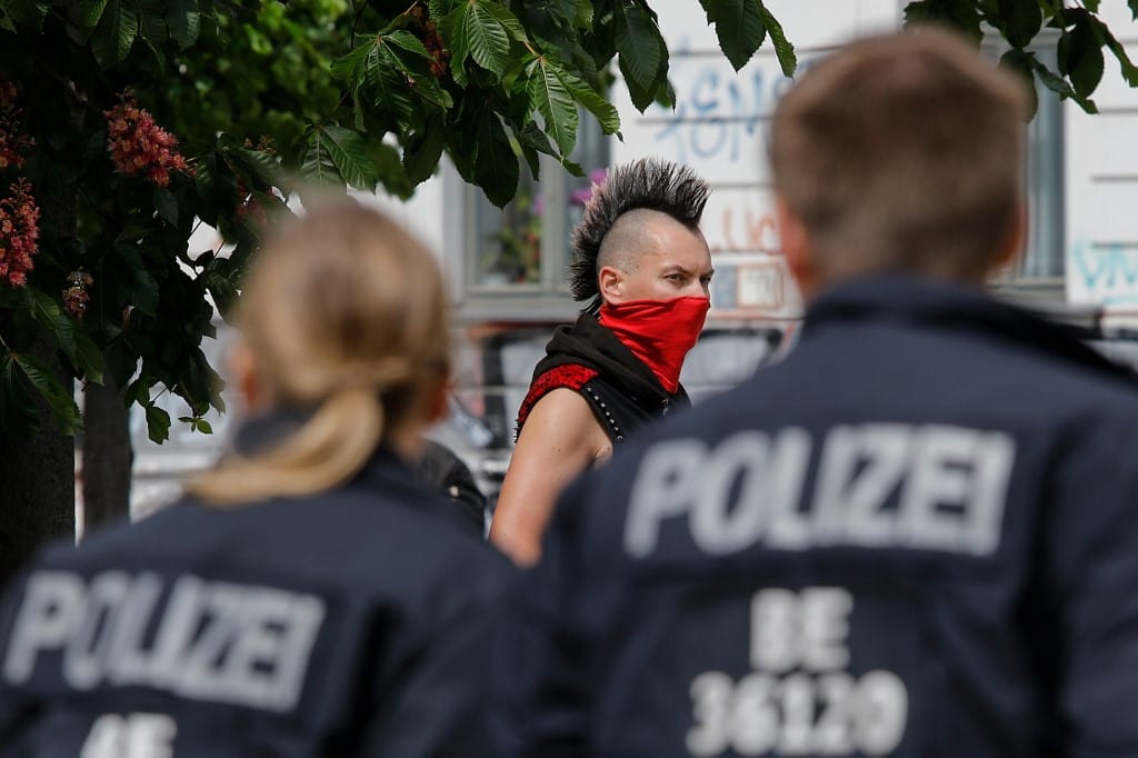 Apró demonstrációk lepték el Berlint, virtuálisan tüntetnek Párizsban