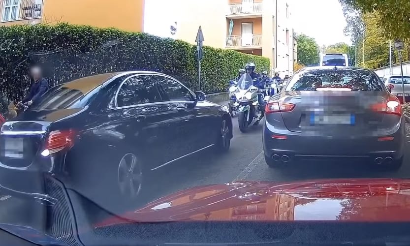 A nap videója: tucatnyi motoros rendőr miatt kellett tolatniuk a sort előzőknek