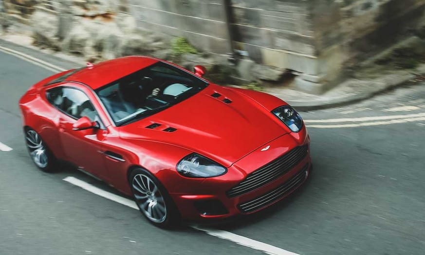 Nagyon kevés készül ebből a régi, de mégis új Aston Martinból